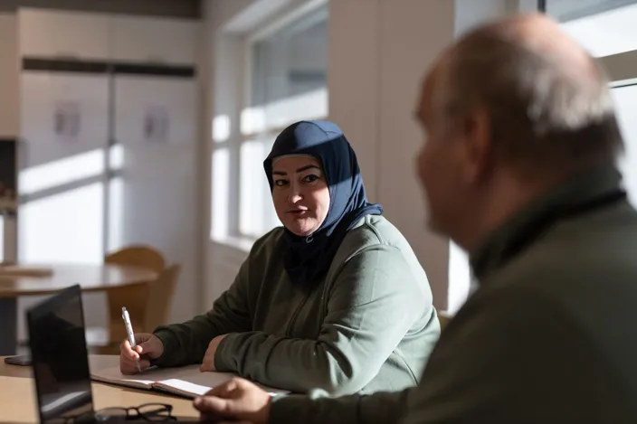 Nazli Togluouglu i möte med sin chef Björn Johansson.