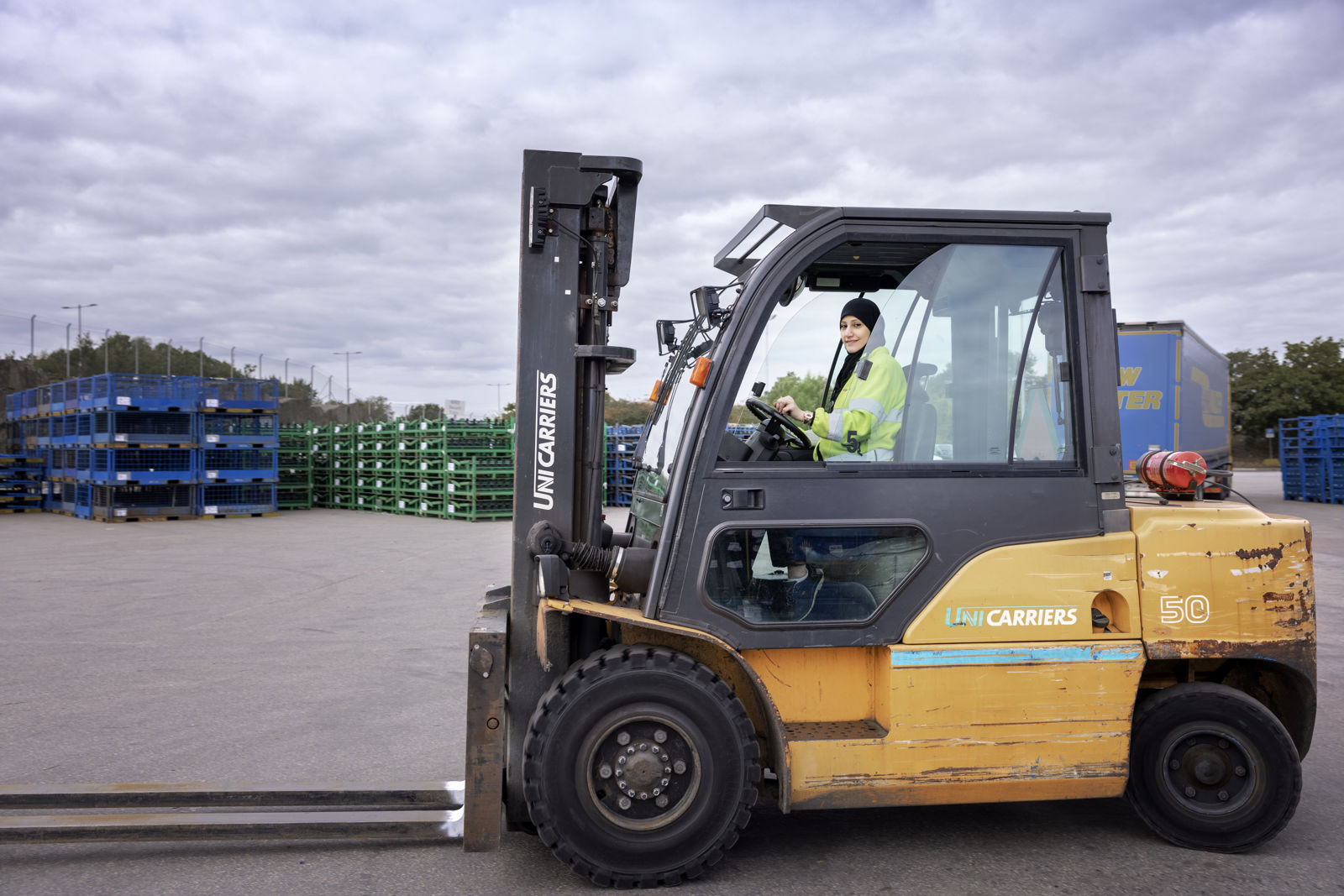 En gaffeltruck är parkerad på en parkeringsplats.
