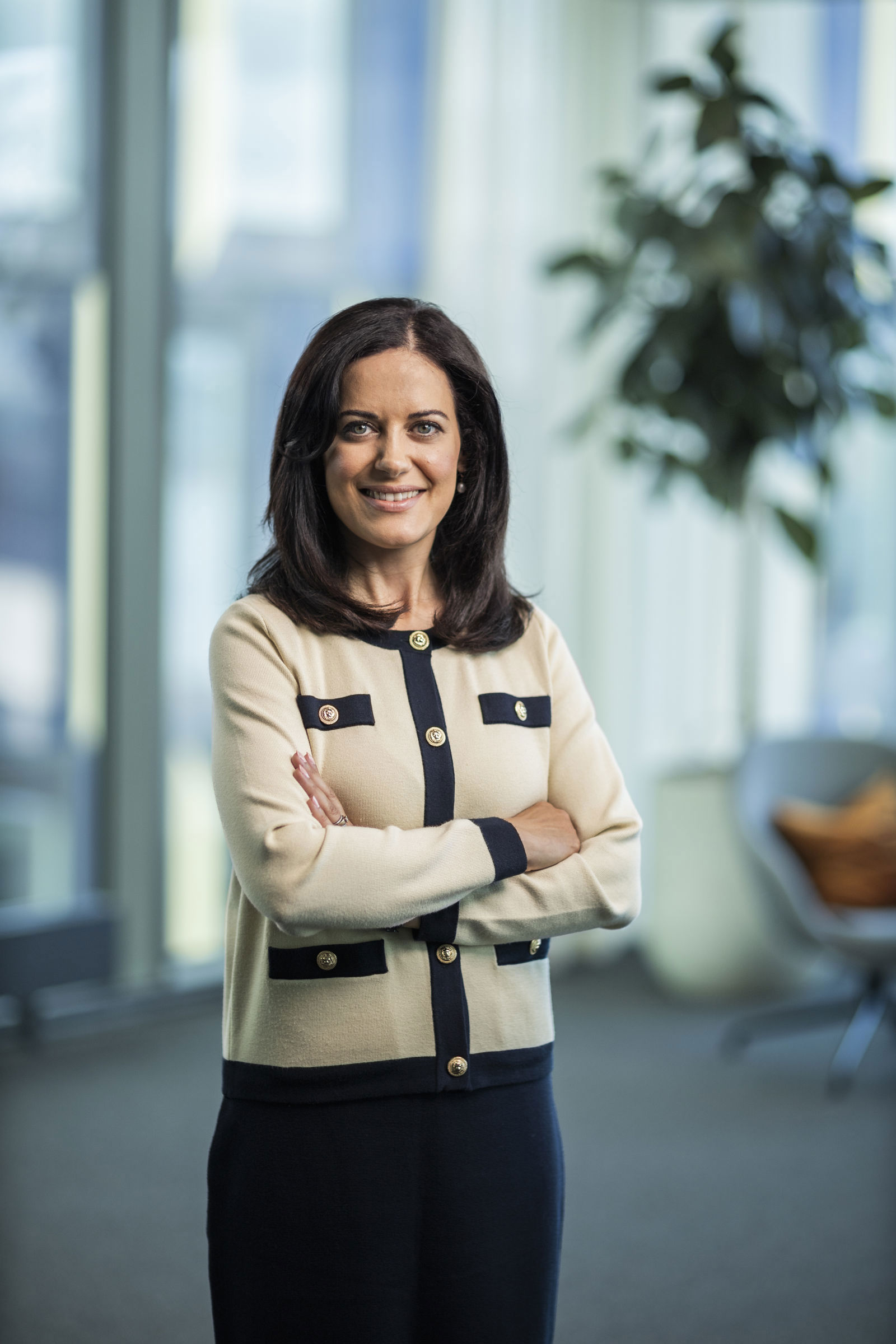 Porträttbild på Sara Darabi, Ansvarig samhällskontakter, Samhall, Stockholm. Fotograferad på Samhalls huvudkontor i Stockholm. Hon har mörkt hår,ljus jacka med guldknappar, mörka byxor.