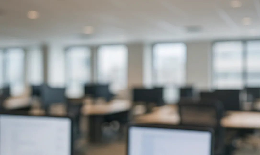 Datorer i ett kontorslandskap.