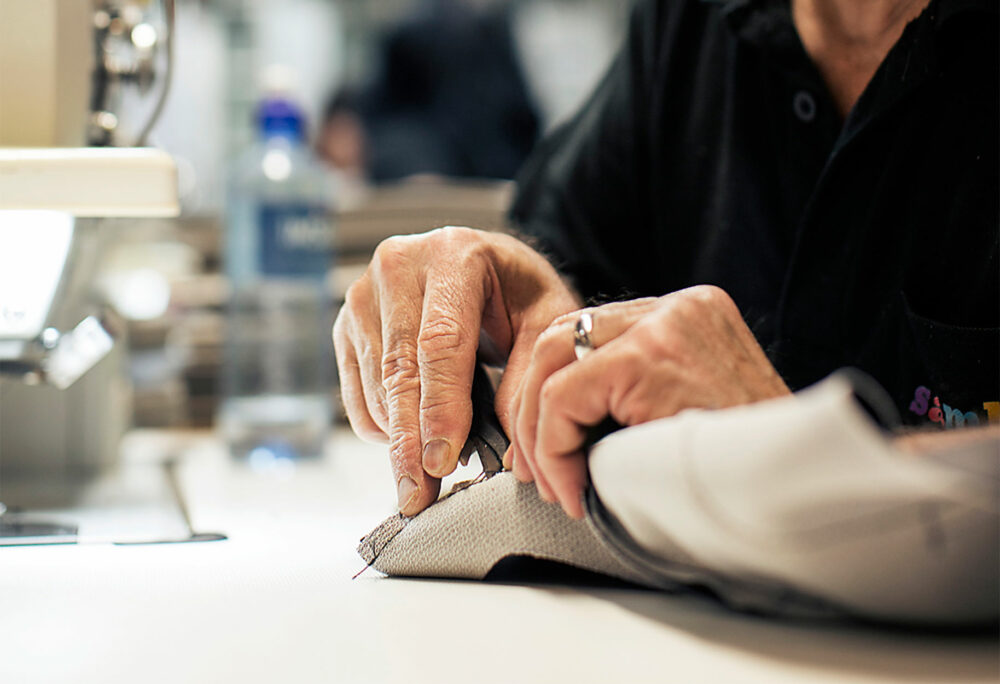 Närbild på händer som syr.