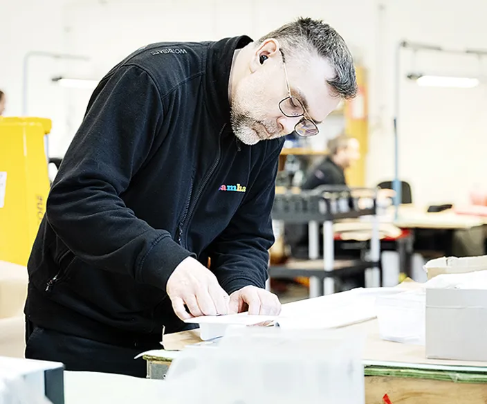 Martin Hüber kollar efter sprickor i lacken.