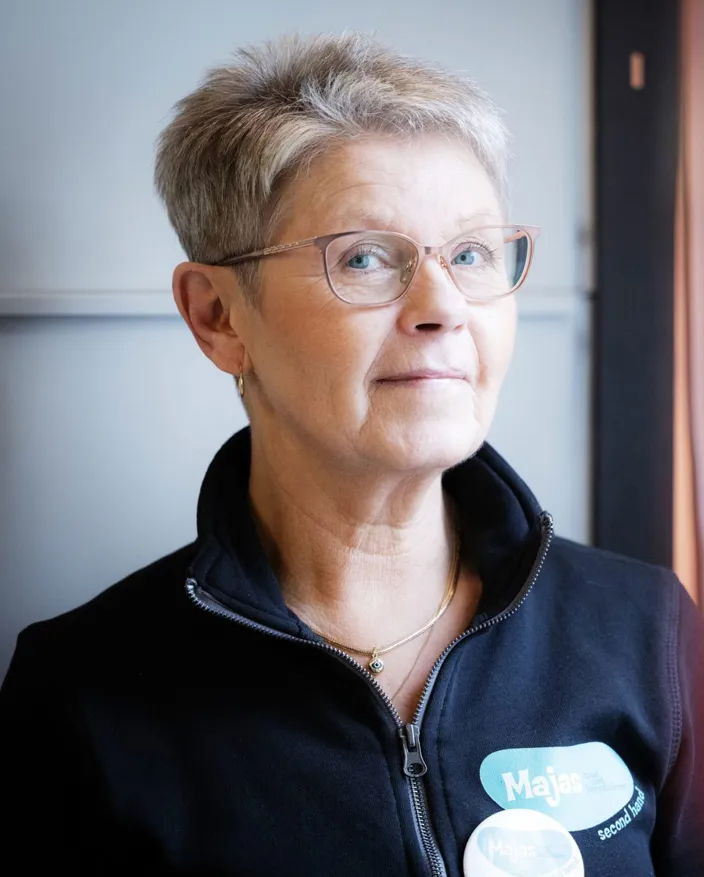 Porträttbild på Lizbeth Nilsson på Majas Stöd Mot Barncancer Secondhand.