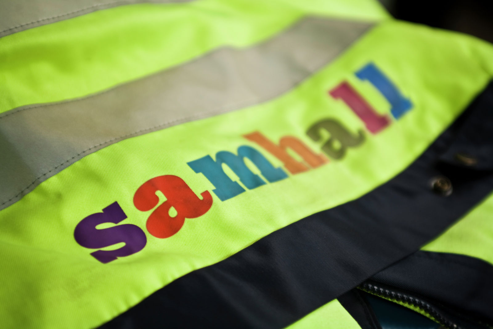 Gul varselväst med text Samhall.