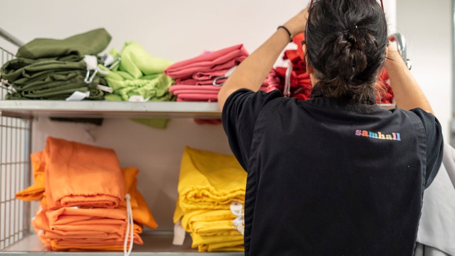 Samhallsmedarbetare viker tvätt.