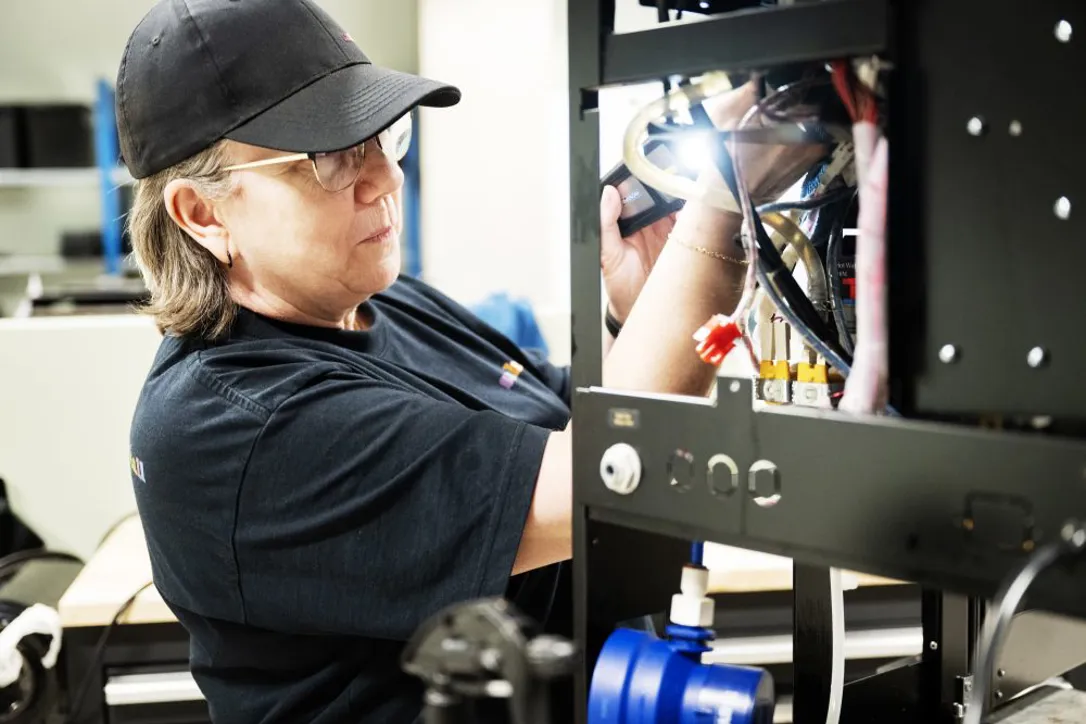 Carina Åhs rengör en kaffemaskin som snart ska få nytt liv.