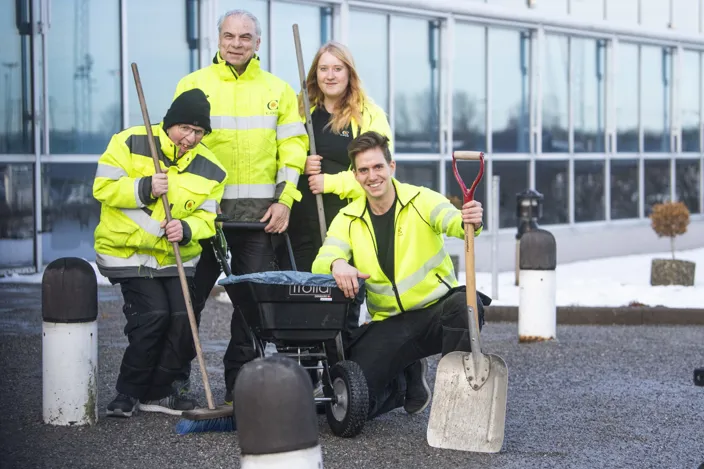 Medarbetarna Jan-Åke Grönfors, Ricardo Domingos, Nathalie Andersson och Sebastian Rydow står uppradade för bild. Alla bär reflexkläder. 