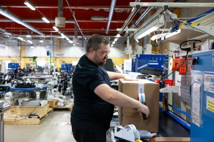 Göran Jansson packar en ”lasagneform”, en låda för operationsverktyg som sitter under gynekologi- och urologistolarna. Adressaten finns i USA.